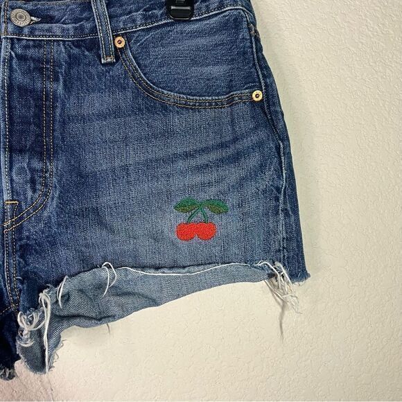 Levi's Womens 501 Jean Shorts Denim Cherry Embroidered Cut Off Medium Wash 31 - Picture 3 of 8
